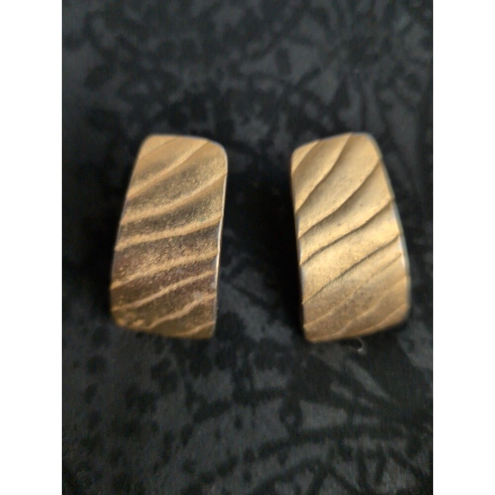 Chico's Gold No Droop Earrings  Lightweight Wavy Pattern On Goldtone